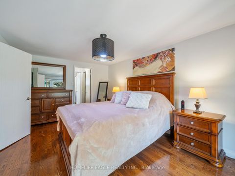 Photo 10 at 30 Moffat Crescent, Aurora Heights, Aurora
