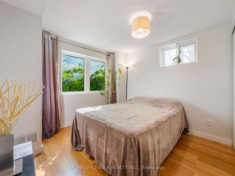 Photo 22 at 30 Moffat Crescent, Aurora Heights, Aurora