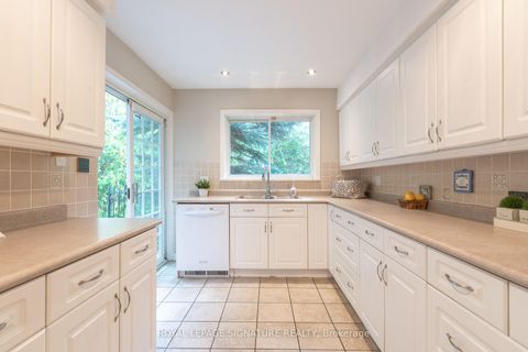 Photo 8 at 7 Willowood Court, Don Valley Village, Toronto