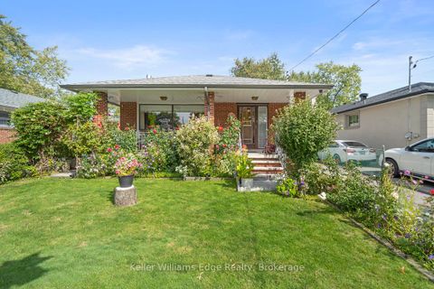 Photo 2 at 11 Calumet Crescent, Woburn, Toronto