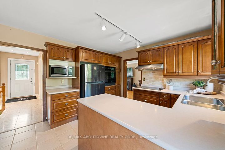 Photo 8 at 1605 Venetia Drive, SW Southwest, Oakville