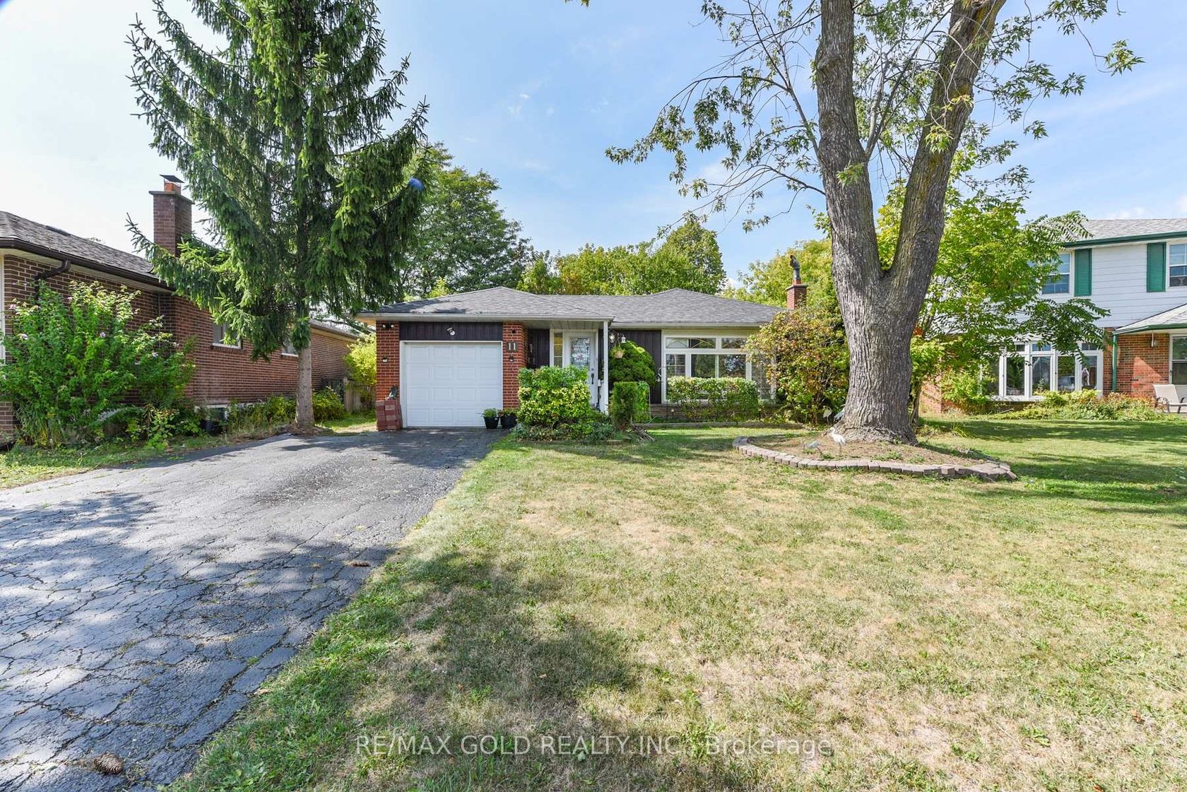 11 Dudley Place, Southgate, Brampton 2
