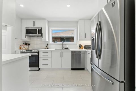 Photo 11 at 33 Murellen Crescent, Victoria Village, Toronto