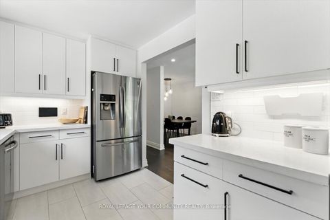 Photo 16 at 33 Murellen Crescent, Victoria Village, Toronto