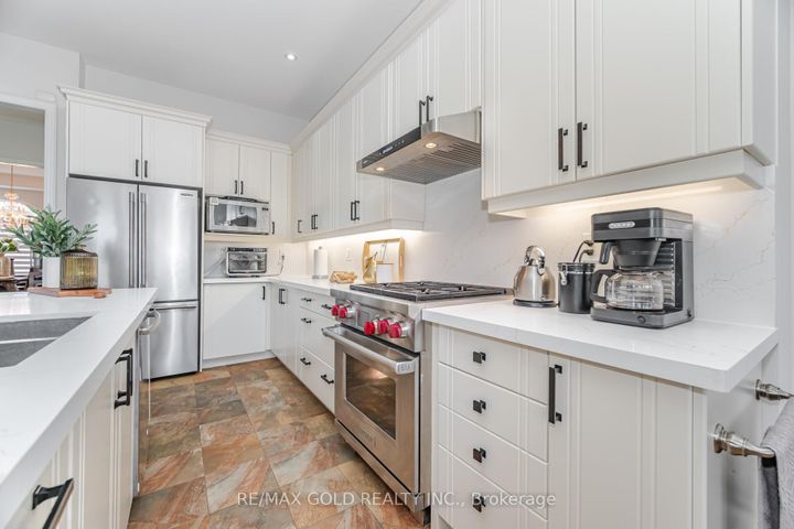 Photo 8 at 10 Vissini Way, Bram East, Brampton
