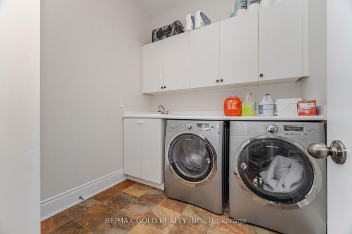 Photo 16 at 10 Vissini Way, Bram East, Brampton