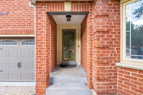 Photo 3 at 914 Sproule Crescent, Pinecrest, Oshawa