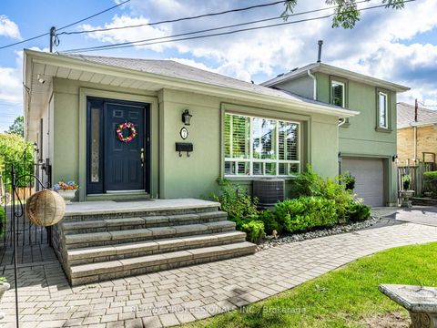 Photo 3 at 7 Ravenscrest Drive, Rosethorn, Toronto