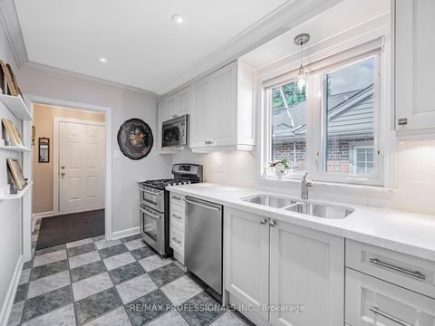 Photo 7 at 7 Ravenscrest Drive, Rosethorn, Toronto