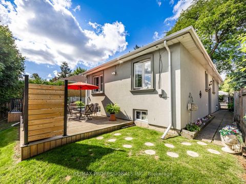 Photo 40 at 7 Ravenscrest Drive, Rosethorn, Toronto