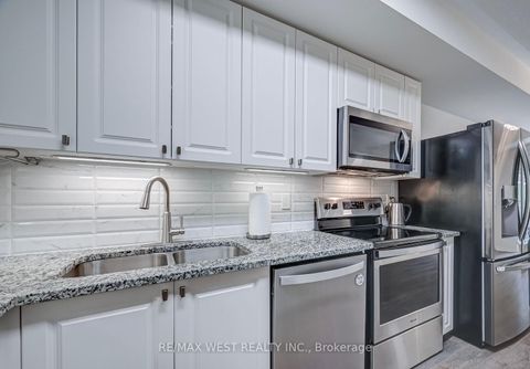 Photo 3 at 118 - 510 Kingbird Grove, Rouge E11, Toronto