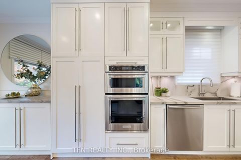 Photo 8 at 177 Bentoak Crescent, Patterson, Vaughan