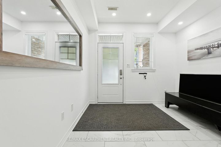 Photo 4 at 34 - 337 Beach Boulevard, Hamilton Beach, Hamilton