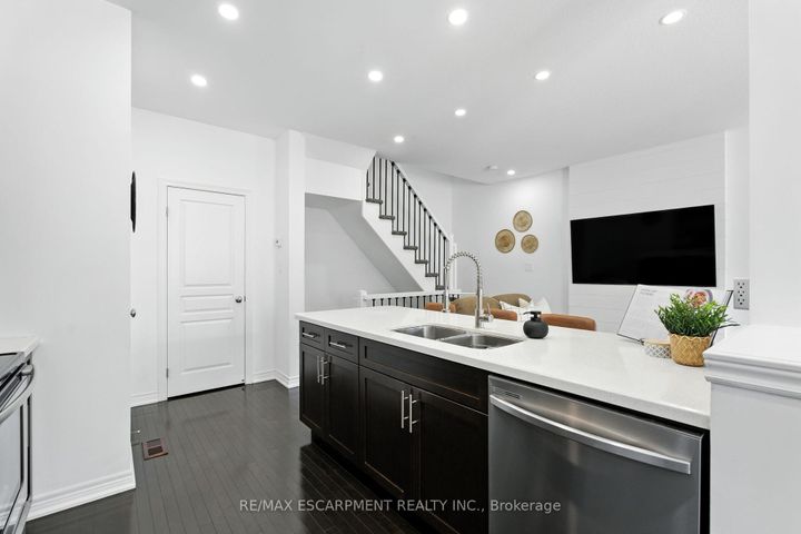 Photo 17 at 34 - 337 Beach Boulevard, Hamilton Beach, Hamilton