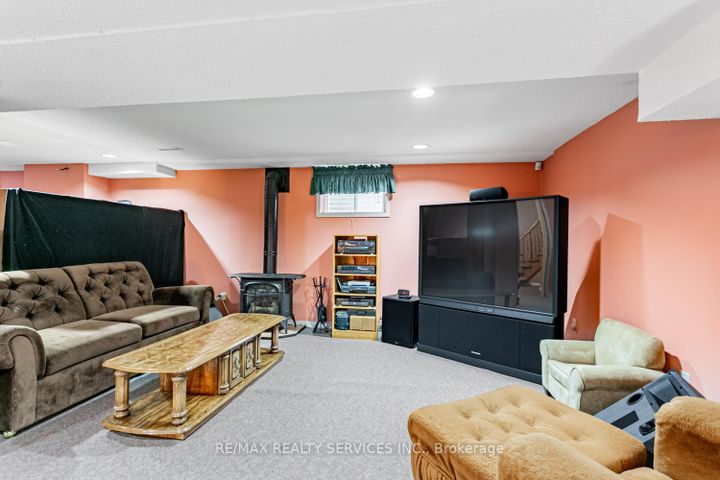 Photo 35 at 14 Nottingham Crescent, Westgate, Brampton