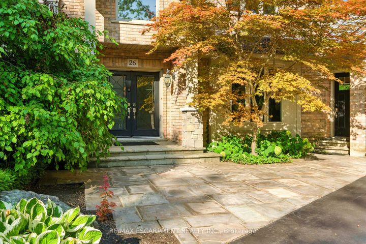 Photo 1 at 26 PARKSHORE Place, Rural Flamborough, Hamilton