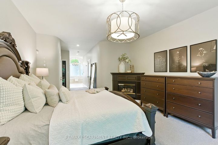 Photo 5 at 26 PARKSHORE Place, Rural Flamborough, Hamilton