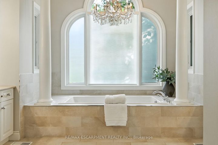 Photo 7 at 26 PARKSHORE Place, Rural Flamborough, Hamilton