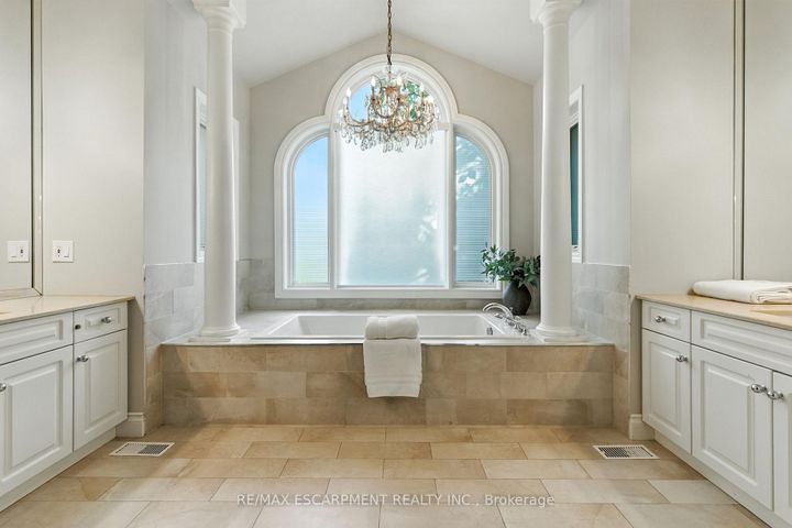 Photo 8 at 26 PARKSHORE Place, Rural Flamborough, Hamilton
