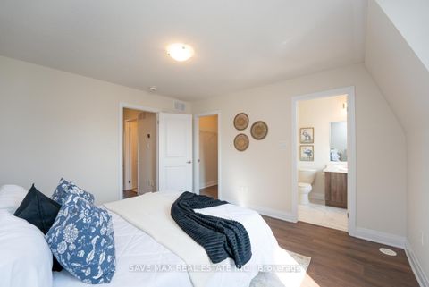 Photo 33 at 13 Kennisis Way, Maple, Vaughan