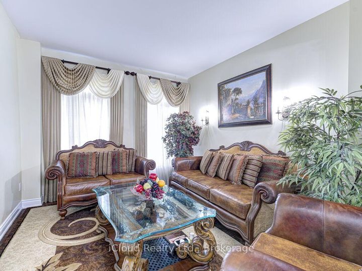 Photo 5 at 3 Vissini Way, Bram East, Brampton