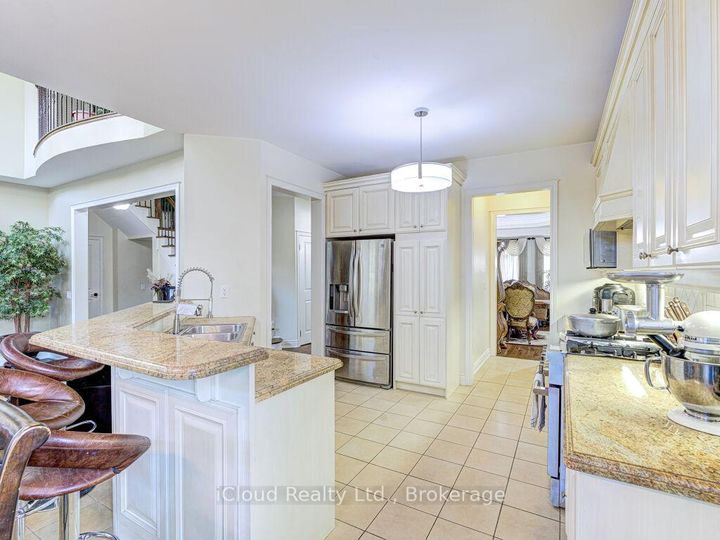Photo 9 at 3 Vissini Way, Bram East, Brampton
