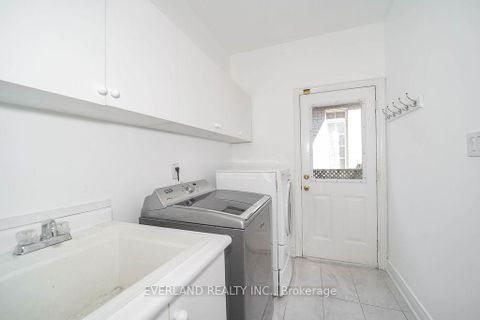 Photo 11 at 618 Foxcroft Boulevard, Wyndham, Newmarket