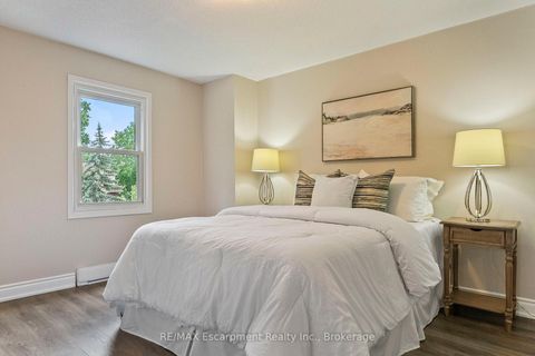 Photo 5 at 13 Normandy Place, CO Central, Oakville