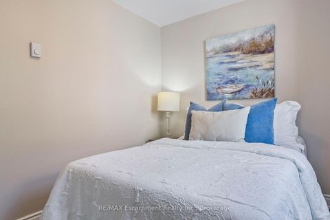 Photo 7 at 13 Normandy Place, CO Central, Oakville