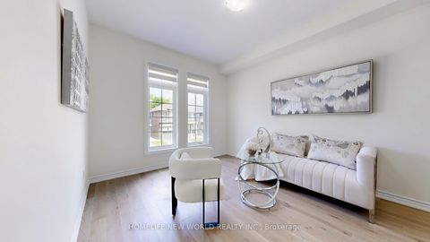 Photo 5 at 19 Ahchie Court, Patterson, Vaughan