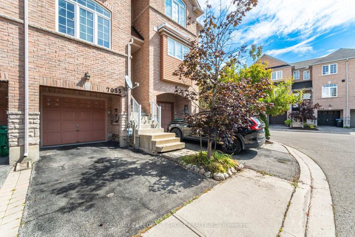 Photo 3 at 7055 Fairmeadow Crescent, Lisgar, Mississauga