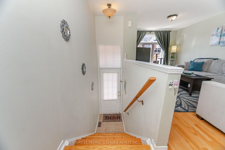 Photo 5 at 7055 Fairmeadow Crescent, Lisgar, Mississauga