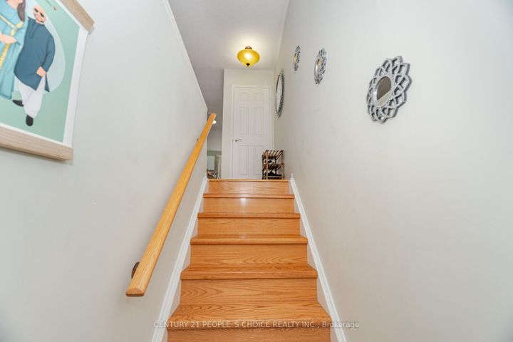 Photo 6 at 7055 Fairmeadow Crescent, Lisgar, Mississauga