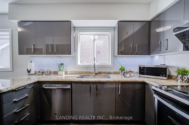 Photo 10 at 483 Menczel Crescent, Summerhill Estates, Newmarket