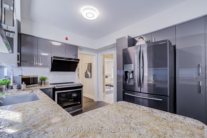 Photo 11 at 483 Menczel Crescent, Summerhill Estates, Newmarket
