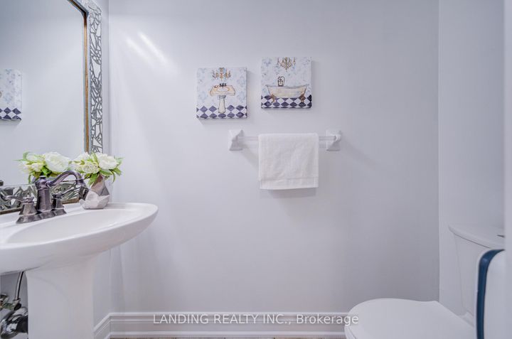 Photo 18 at 483 Menczel Crescent, Summerhill Estates, Newmarket