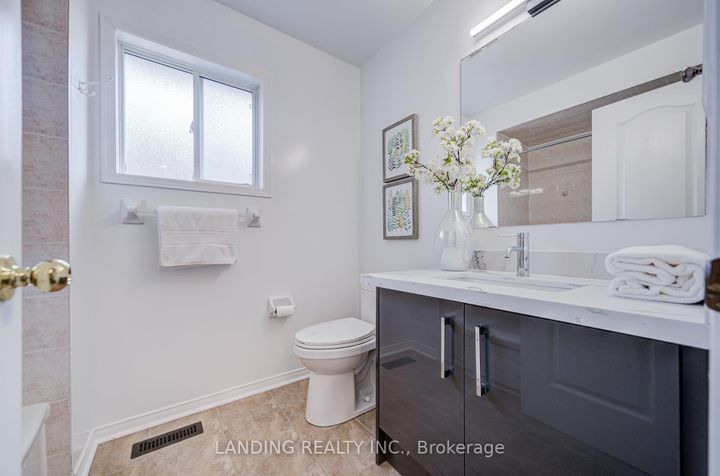Photo 32 at 483 Menczel Crescent, Summerhill Estates, Newmarket