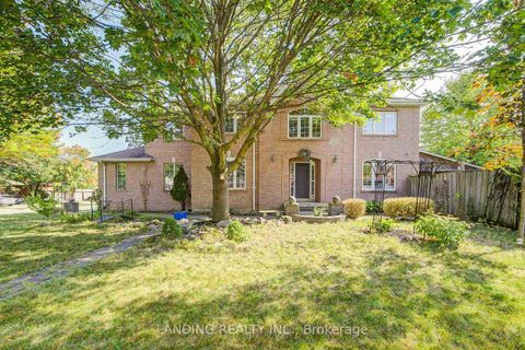 Photo 2 at 483 Menczel Crescent, Summerhill Estates, Newmarket