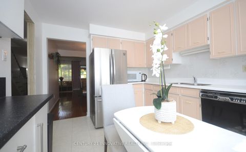 Photo 3 at 9 Candy Courtway, Newtonbrook West, Toronto