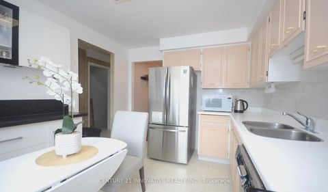 Photo 4 at 9 Candy Courtway, Newtonbrook West, Toronto