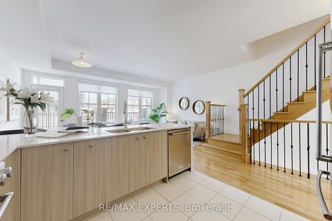 Photo 14 at 5 - 8 Church Street, Maple, Vaughan