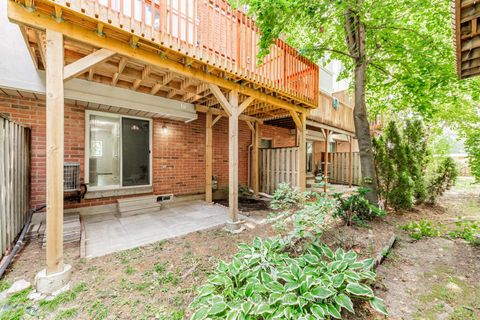 Photo 28 at 5 - 27 West Dean Park Drive, West Deane, Toronto