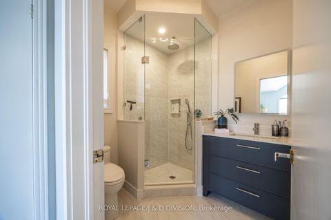 Photo 18 at 42 Munro Boulevard, Windfields, Toronto