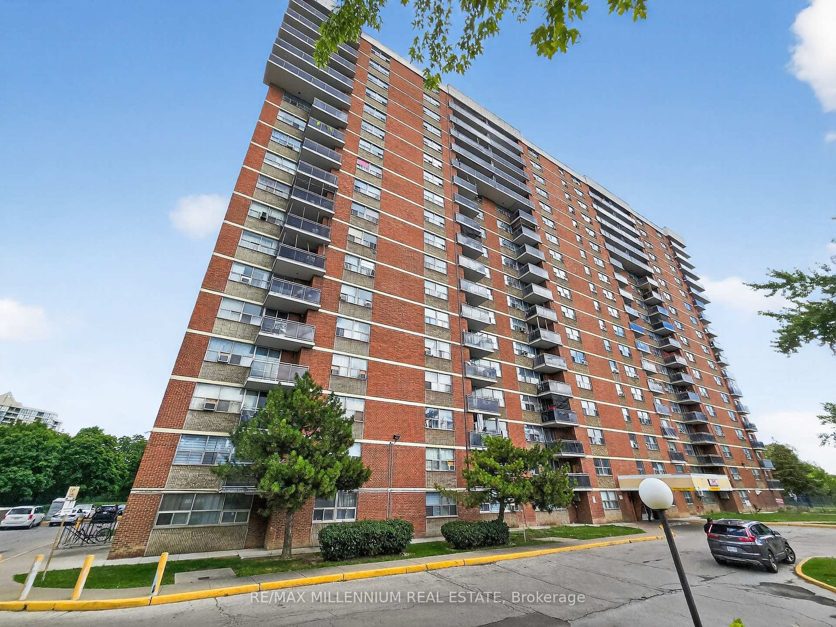 1811 - 2645 Kipling Avenue, Jamestown, Toronto 