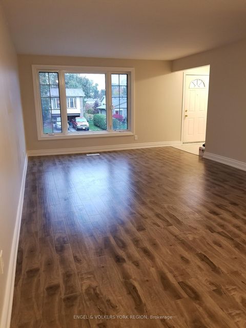 Photo 2 at 718 Mountview Place E, Leslie Valley, Newmarket