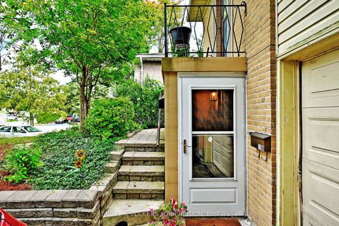 Photo 11 at 718 Mountview Place E, Leslie Valley, Newmarket