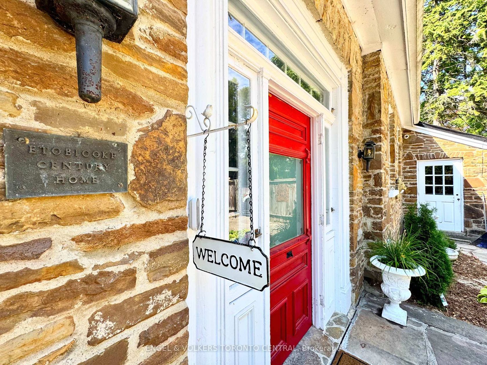 85 Yorkleigh Avenue, Humber Heights, Toronto by Loree Meneguzzi Real Estate 85 Yorkleigh Avenue, Humber Heights, Toronto