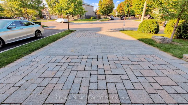 Photo 2 at 17 Raintree Crescent, Oak Ridges, Richmond Hill