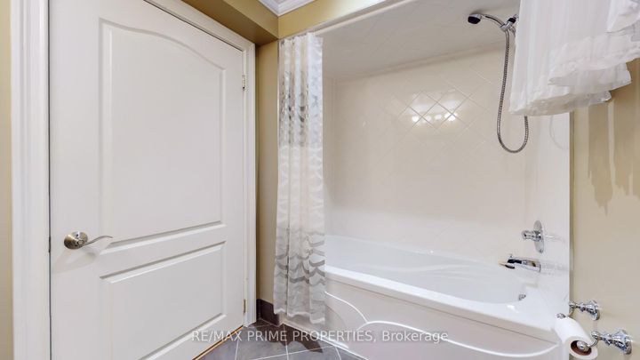 Photo 36 at 17 Raintree Crescent, Oak Ridges, Richmond Hill