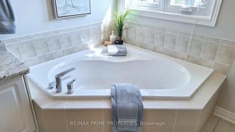 Photo 20 at 17 Raintree Crescent, Oak Ridges, Richmond Hill